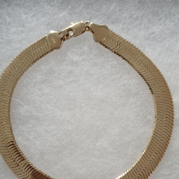Elegant Gold Bracelet - Picture 2 of 4